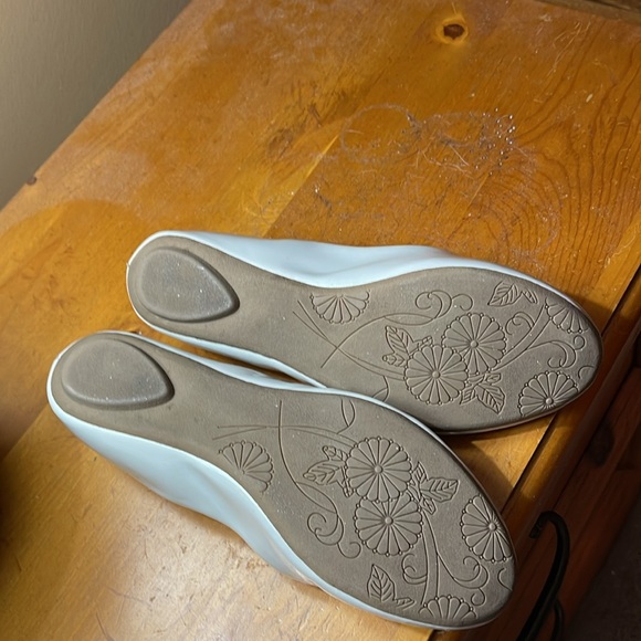 Steve Madden shoes. Platinum Leather white flats - Picture 3 of 3